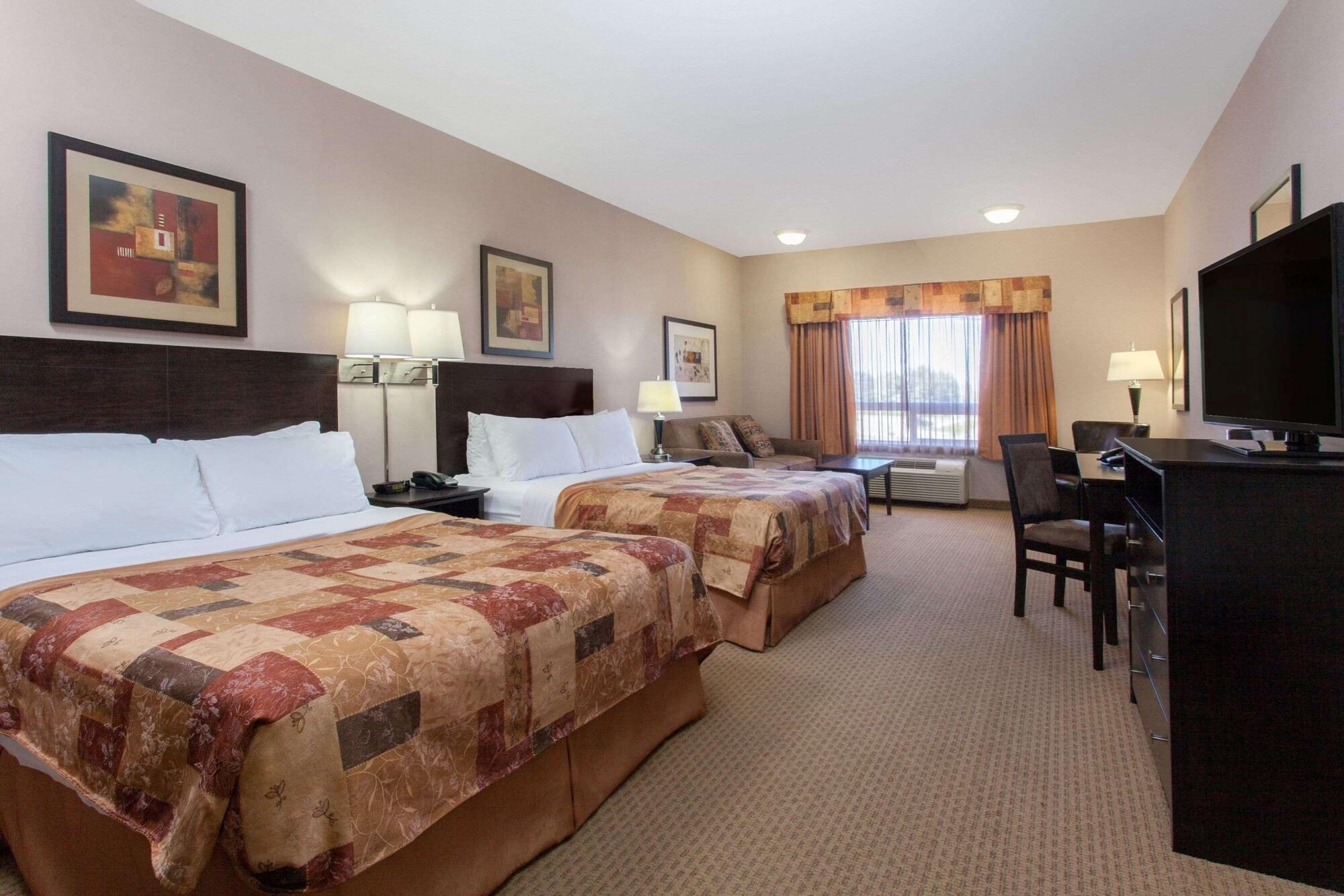 Ramada By Wyndham Brooks Hotel Екстериор снимка