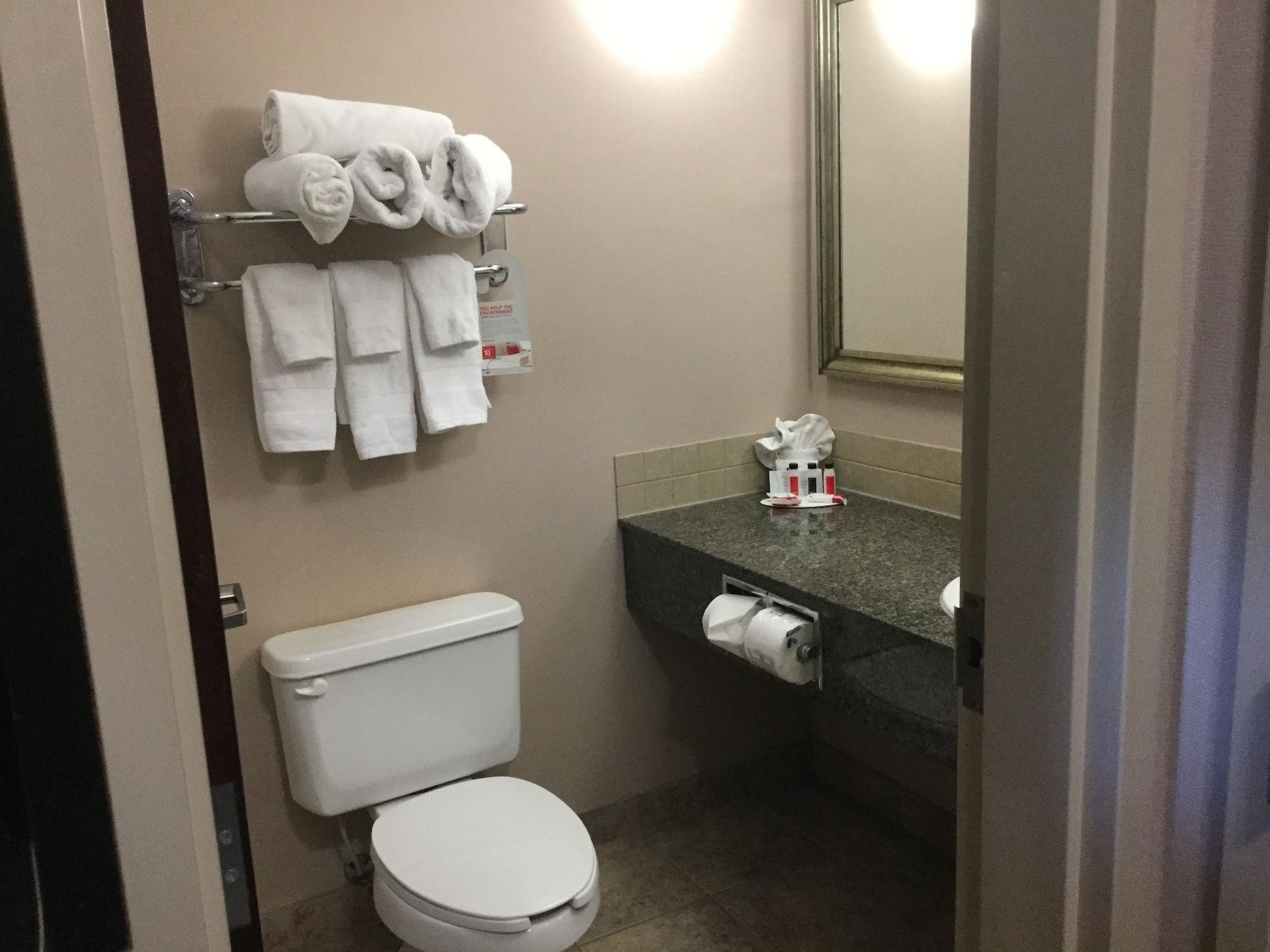 Ramada By Wyndham Brooks Hotel Екстериор снимка