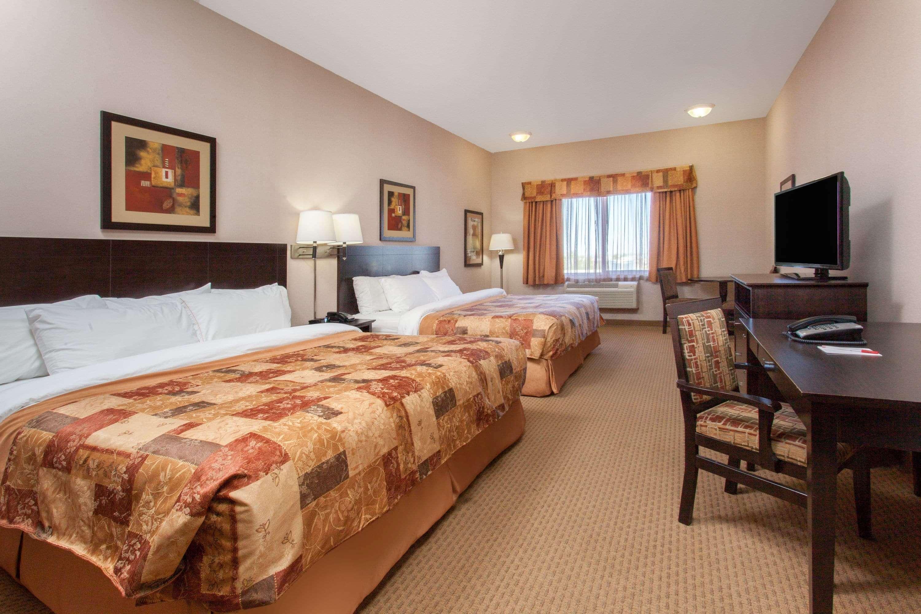 Ramada By Wyndham Brooks Hotel Екстериор снимка