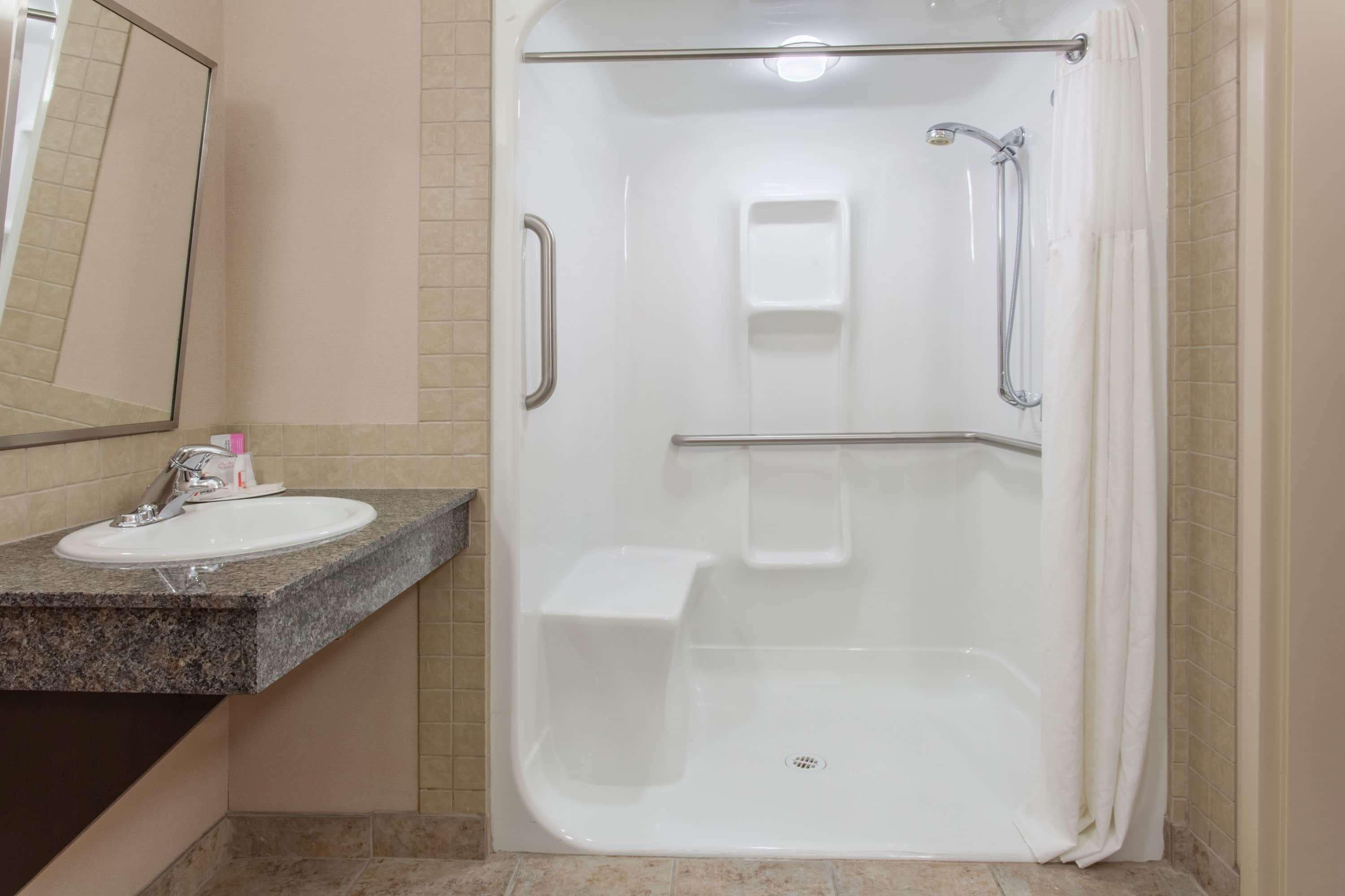Ramada By Wyndham Brooks Hotel Екстериор снимка