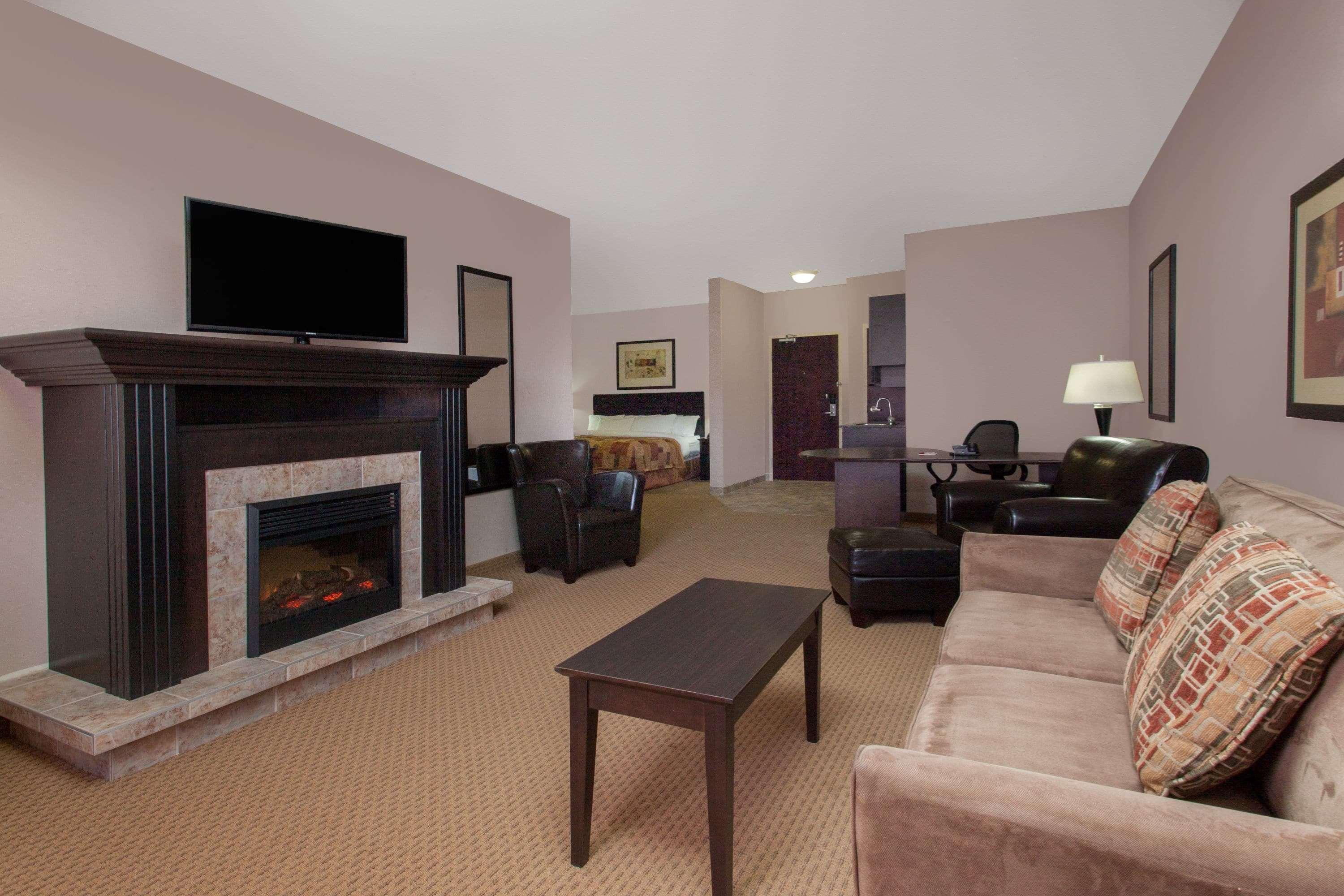 Ramada By Wyndham Brooks Hotel Екстериор снимка