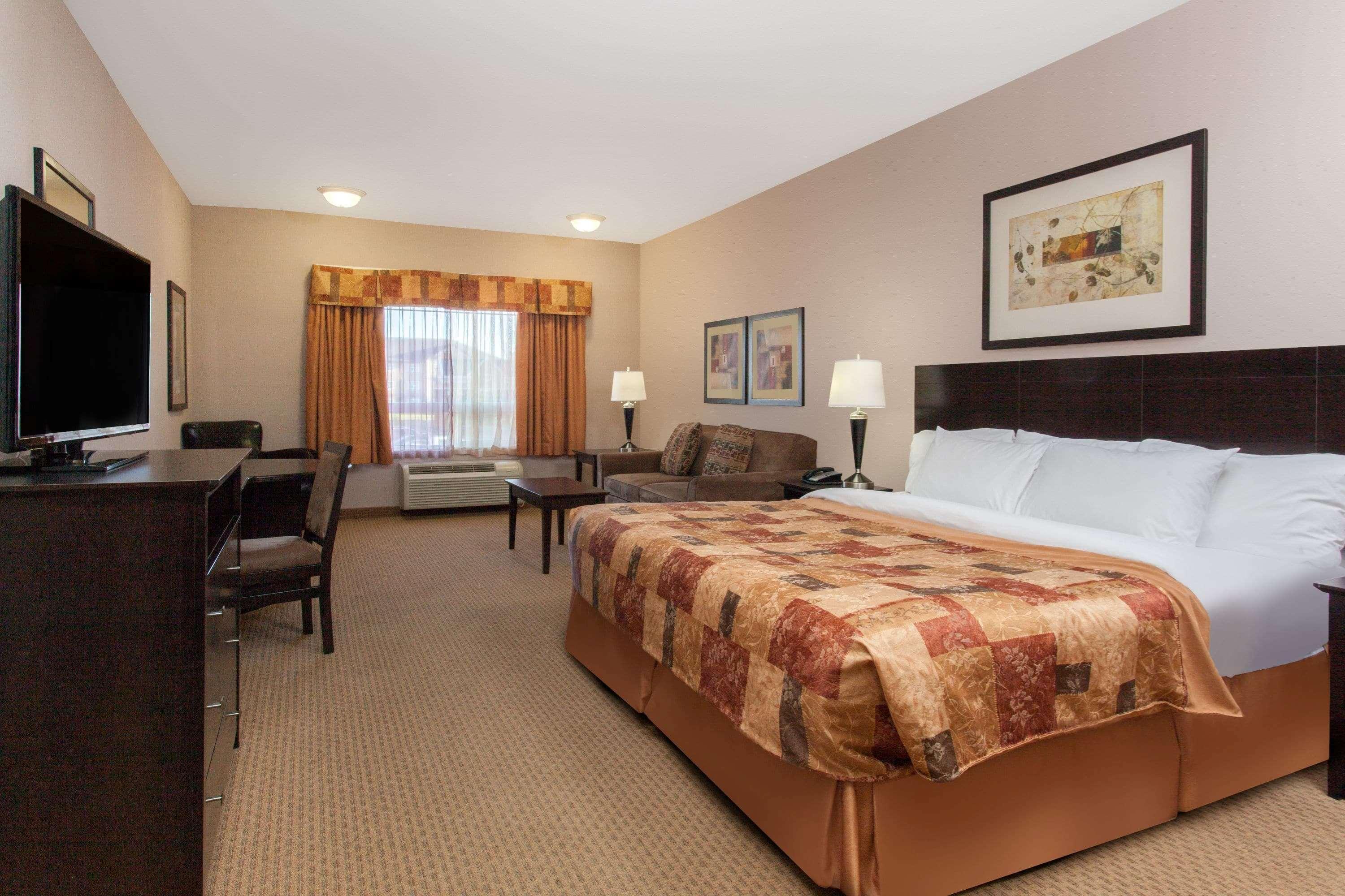 Ramada By Wyndham Brooks Hotel Екстериор снимка