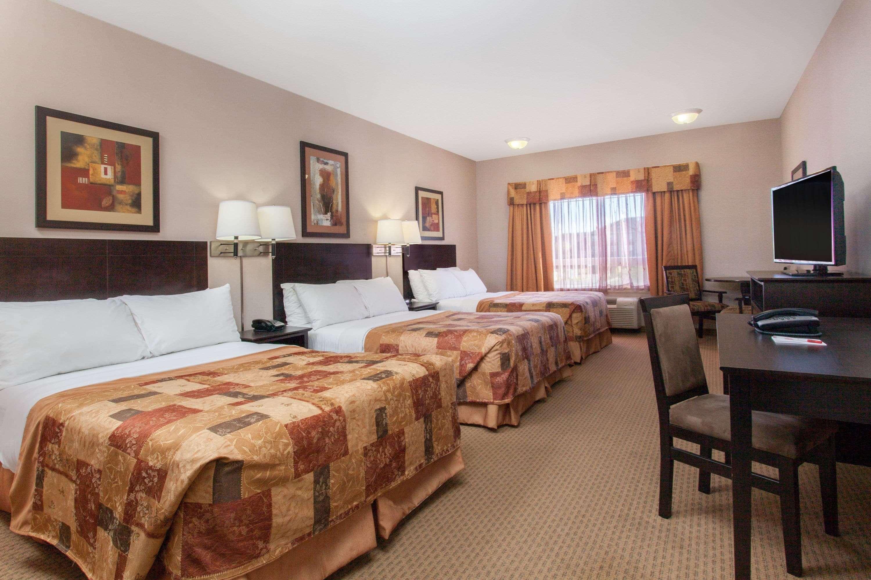 Ramada By Wyndham Brooks Hotel Екстериор снимка