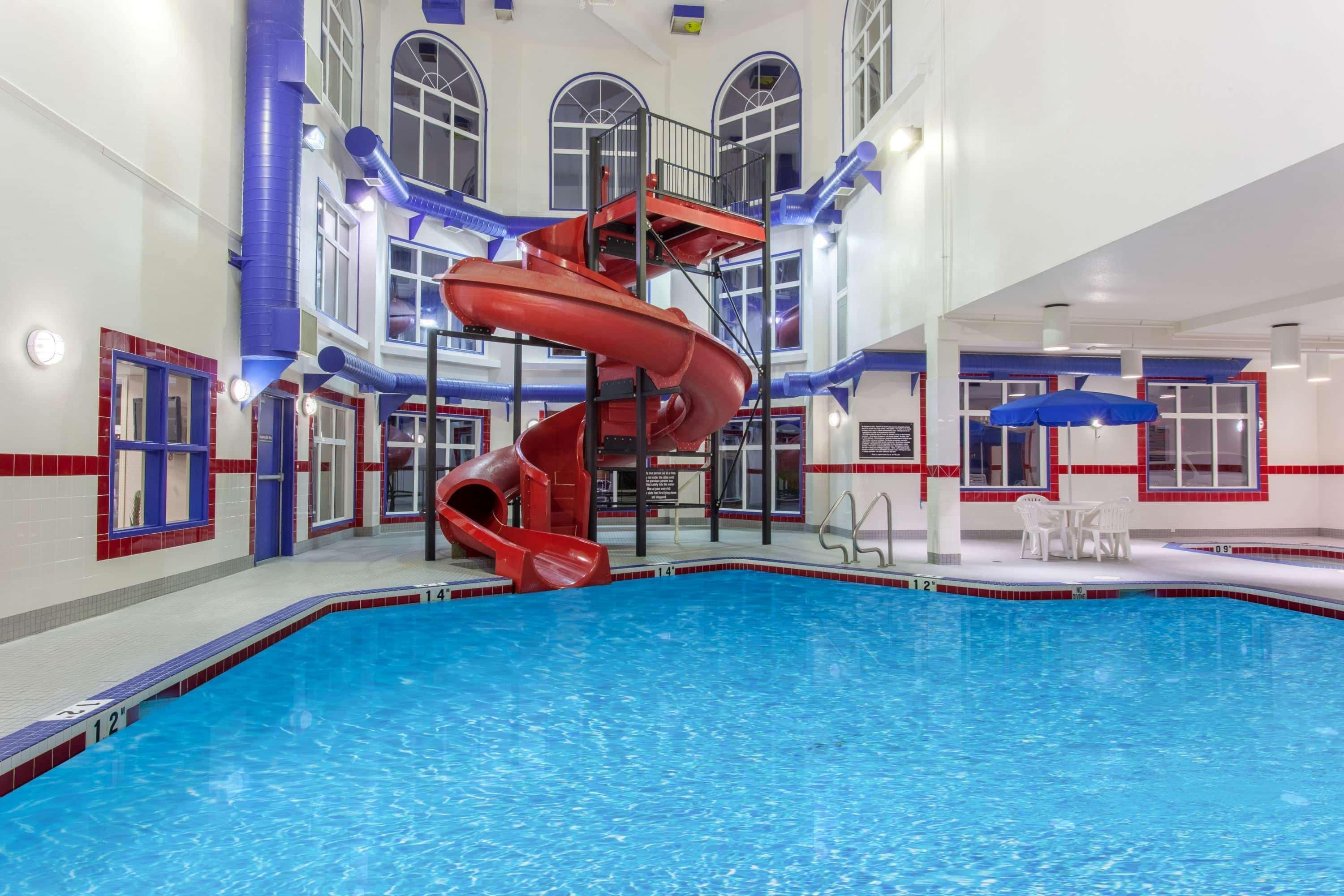 Ramada By Wyndham Brooks Hotel Екстериор снимка