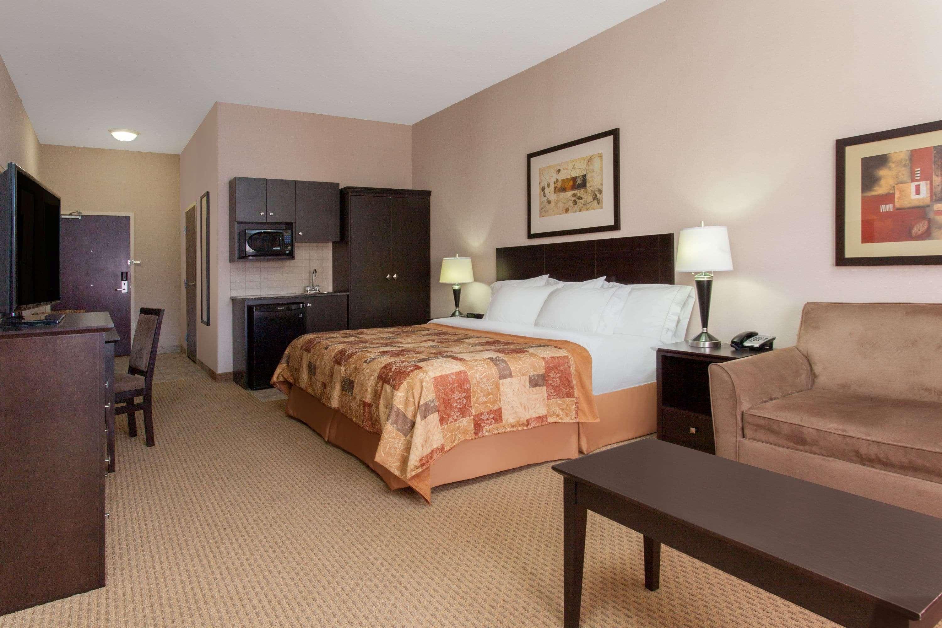 Ramada By Wyndham Brooks Hotel Екстериор снимка