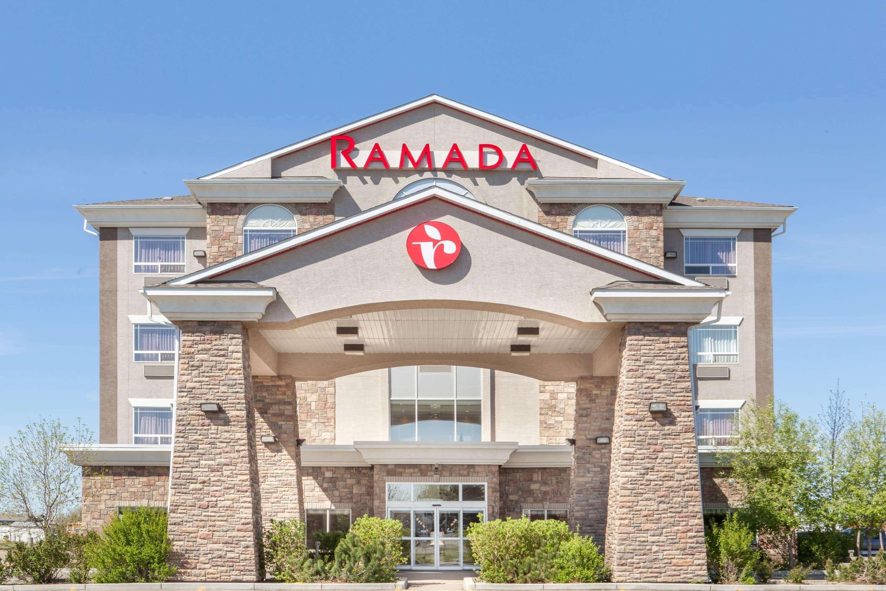 Ramada By Wyndham Brooks Hotel Екстериор снимка