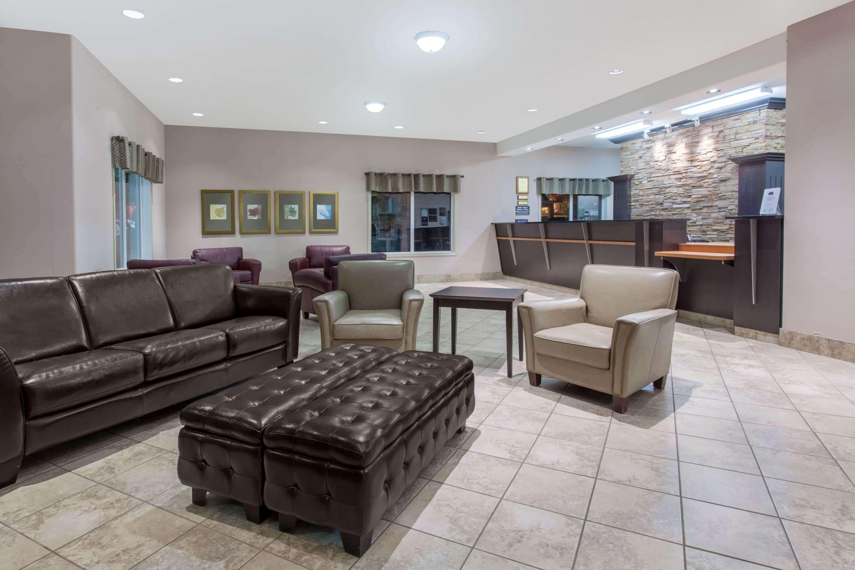 Ramada By Wyndham Brooks Hotel Екстериор снимка