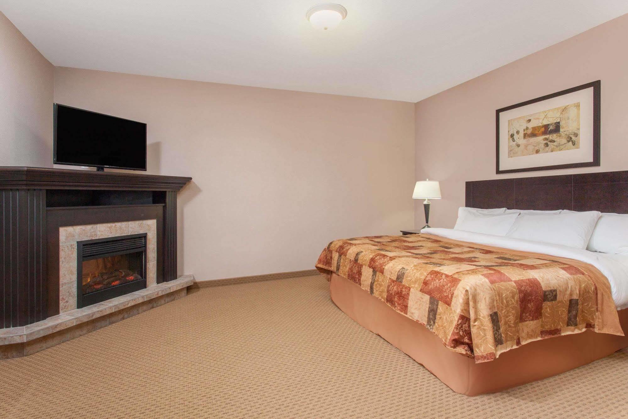 Ramada By Wyndham Brooks Hotel Екстериор снимка