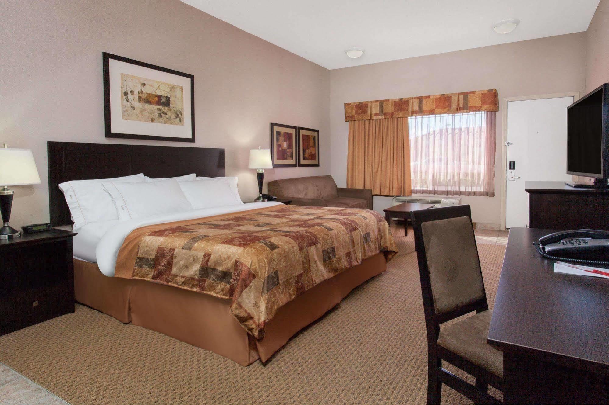 Ramada By Wyndham Brooks Hotel Екстериор снимка