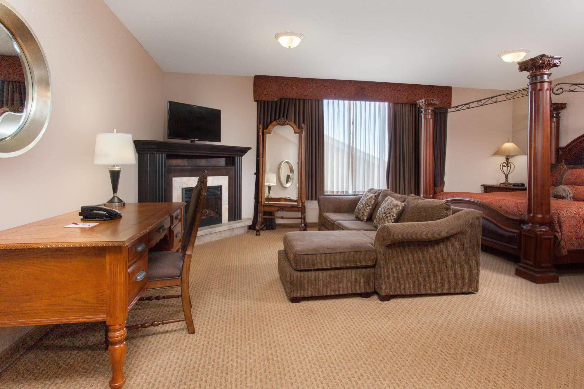 Ramada By Wyndham Brooks Hotel Екстериор снимка