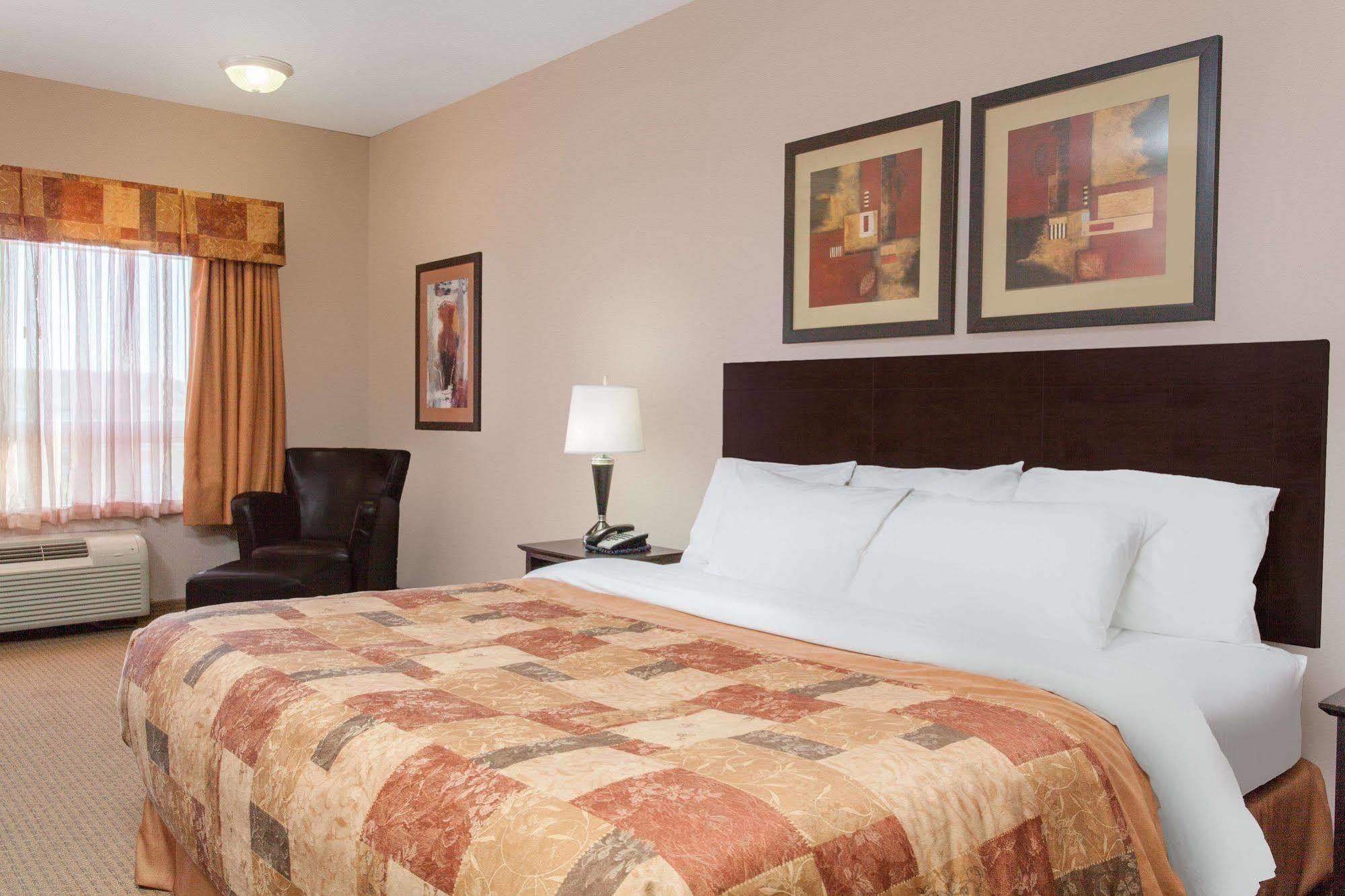 Ramada By Wyndham Brooks Hotel Екстериор снимка