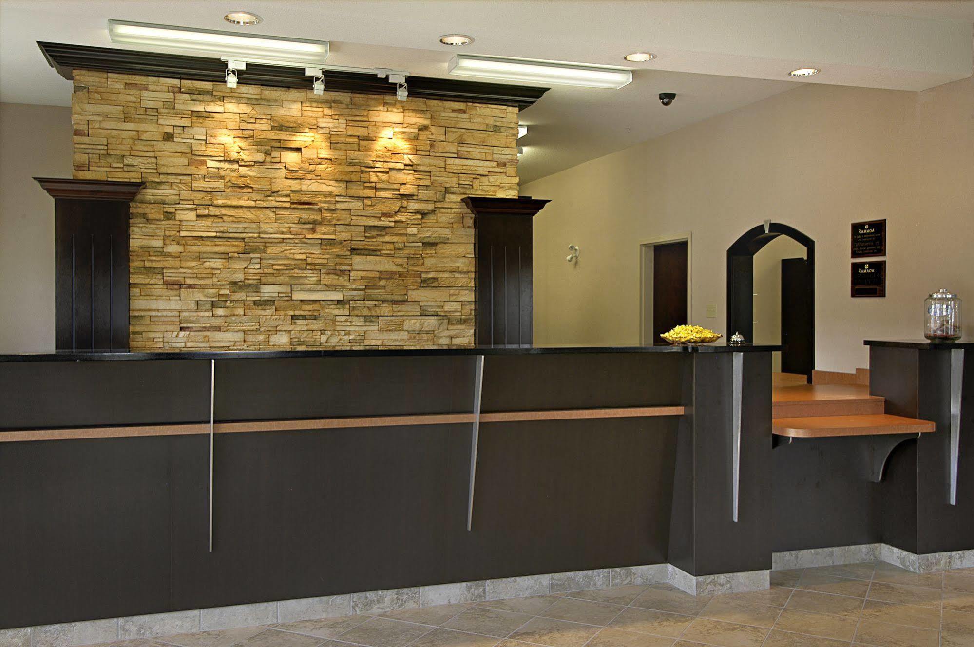 Ramada By Wyndham Brooks Hotel Екстериор снимка